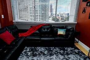 DTWN 2 Bed Condo with King Bed and Gym