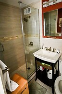 DTWN 2 Bed Condo with King Bed and Gym