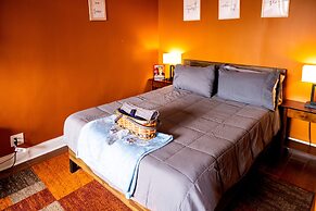 DTWN 2 Bed Condo with King Bed and Gym