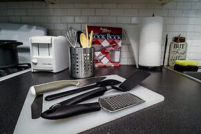 DTWN 2 Bed Condo with King Bed and Gym