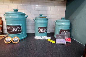 DTWN 2 Bed Condo with King Bed and Gym