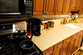 DTWN 2 Bed Condo with King Bed and Gym