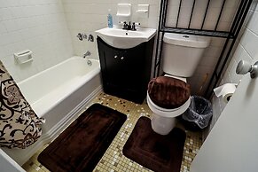 DTWN 2 Bed Condo with King Bed and Gym