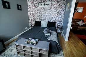 DTWN 2 Bed Condo with King Bed and Gym