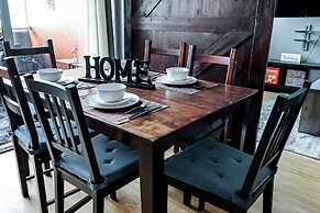 DTWN 2 Bed Condo with King Bed and Gym