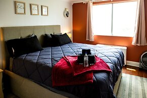 DTWN 2 Bed Condo with King Bed and Gym