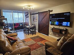 DTWN 2 Bed Condo with King Bed and Gym