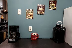 DTWN 2 Bed Condo with King Bed and Gym