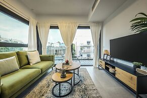 Stylish 2BR Apt with Balcony and View
