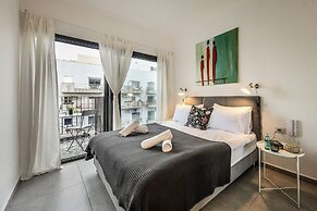 Stylish 2BR Apt with Balcony and View