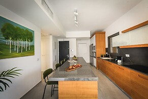 Stylish 2BR Apt with Balcony and View