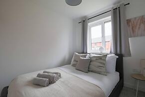 Beautiful 4-bed House 15 Mins to Cardiff & Newport