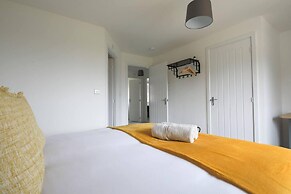 Beautiful 4-bed House 15 Mins to Cardiff & Newport