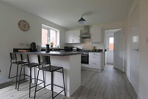 Beautiful 4-bed House 15 Mins to Cardiff & Newport