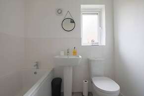 Beautiful 4-bed House 15 Mins to Cardiff & Newport