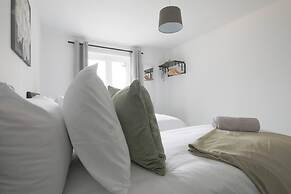 Beautiful 4-bed House 15 Mins to Cardiff & Newport