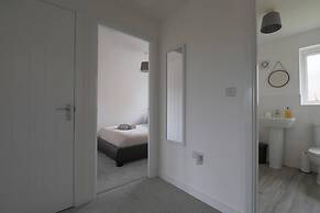 Beautiful 4-bed House 15 Mins to Cardiff & Newport