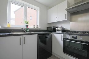 Beautiful 4-bed House 15 Mins to Cardiff & Newport