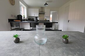 Beautiful 4-bed House 15 Mins to Cardiff & Newport