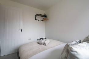 Beautiful 4-bed House 15 Mins to Cardiff & Newport