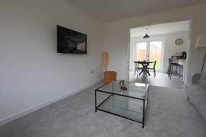 Beautiful 4-bed House 15 Mins to Cardiff & Newport