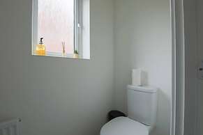 Beautiful 4-bed House 15 Mins to Cardiff & Newport