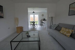 Beautiful 4-bed House 15 Mins to Cardiff & Newport