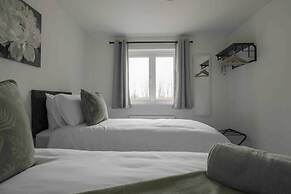 Beautiful 4-bed House 15 Mins to Cardiff & Newport