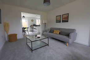 Beautiful 4-bed House 15 Mins to Cardiff & Newport