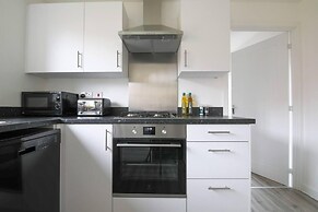 Beautiful 4-bed House 15 Mins to Cardiff & Newport