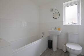 Beautiful 4-bed House 15 Mins to Cardiff & Newport