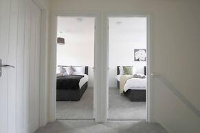 Beautiful 4-bed House 15 Mins to Cardiff & Newport