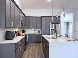 Beautifuly 5bd Pool Gm Hm, Legacy Park-409cr 5 Bedroom Home by RedAwni