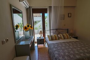 Evi's Afandou Suite - Vintage & Modern