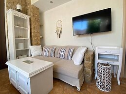 Evi's Afandou Suite - Vintage & Modern