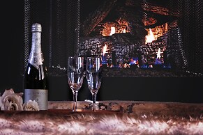 Meraki Escape -  Log Cabins w/Hot Tubs + Pet Friendly