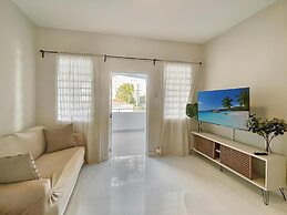 Breathtaking 3-Br Beachside Apt