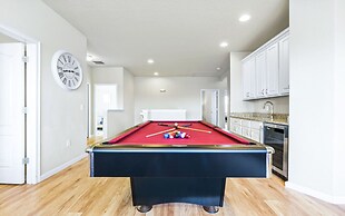 Bernie Pool Home 8 BED