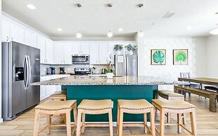 Bernie Pool Home 8 BED