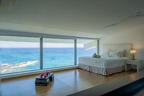 Icarus Luxury Beachfront Villa