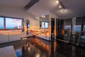 Icarus Luxury Beachfront Villa