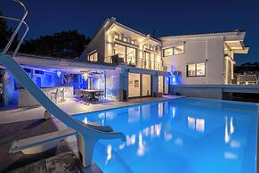 Icarus Luxury Beachfront Villa