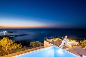 Icarus Luxury Beachfront Villa