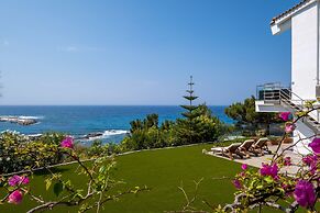 Icarus Luxury Beachfront Villa