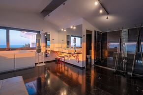 Icarus Luxury Beachfront Villa