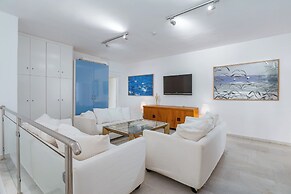 Icarus Luxury Beachfront Villa