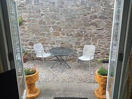 Ground Floor Cornish Retreat and Courtyard Garden