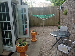 Ground Floor Cornish Retreat and Courtyard Garden