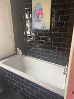 Pet Friendly, Unique 4-bed Bungalow in Porthcawl