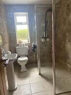 Pet Friendly, Unique 4-bed Bungalow in Porthcawl